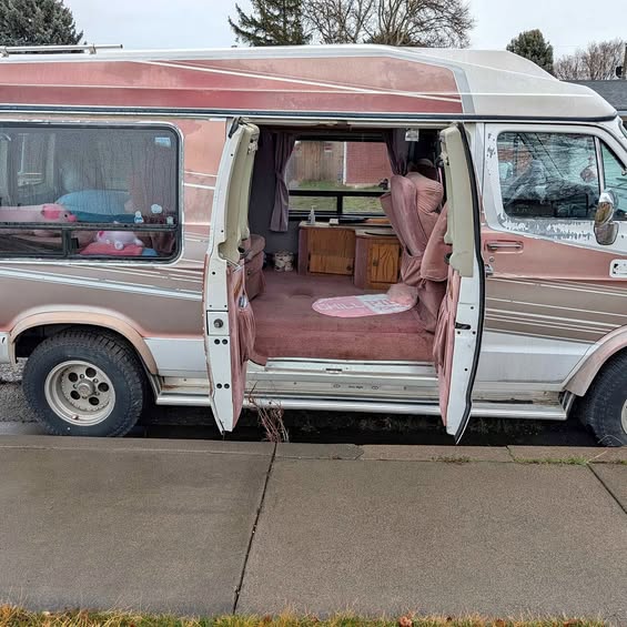 Dodge-Ram-van-b250-1990