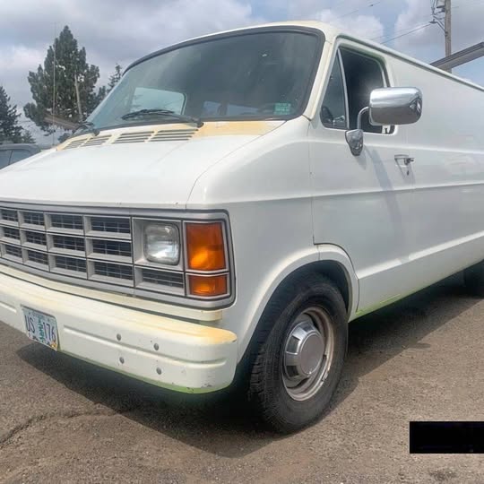 Dodge-Ram-van-b250-3dr-extended-cargo-van-1990