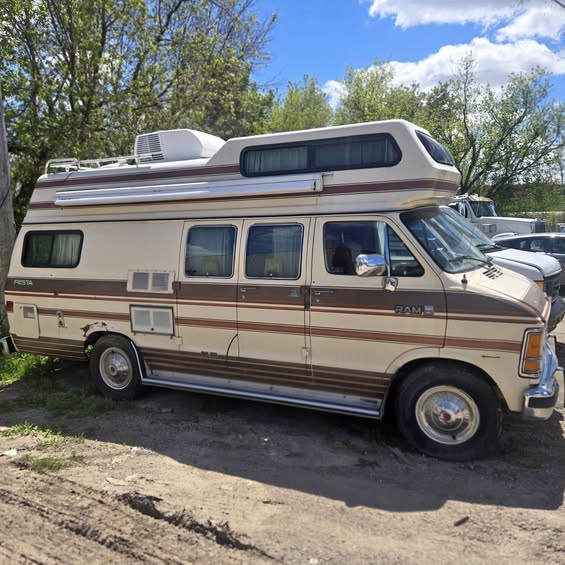 Dodge-Ram-van-b350-1987