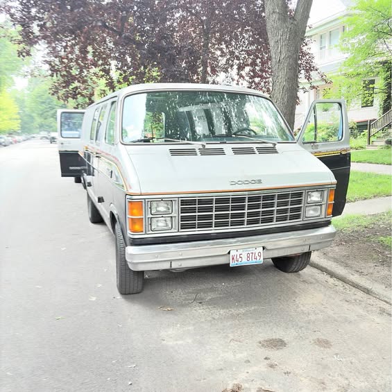 Dodge-Ram-wagon-b150-1983