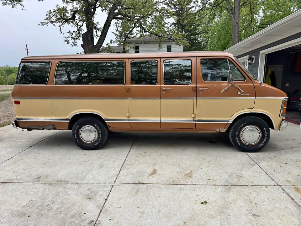 Dodge-Ram-wagon-b250-1978