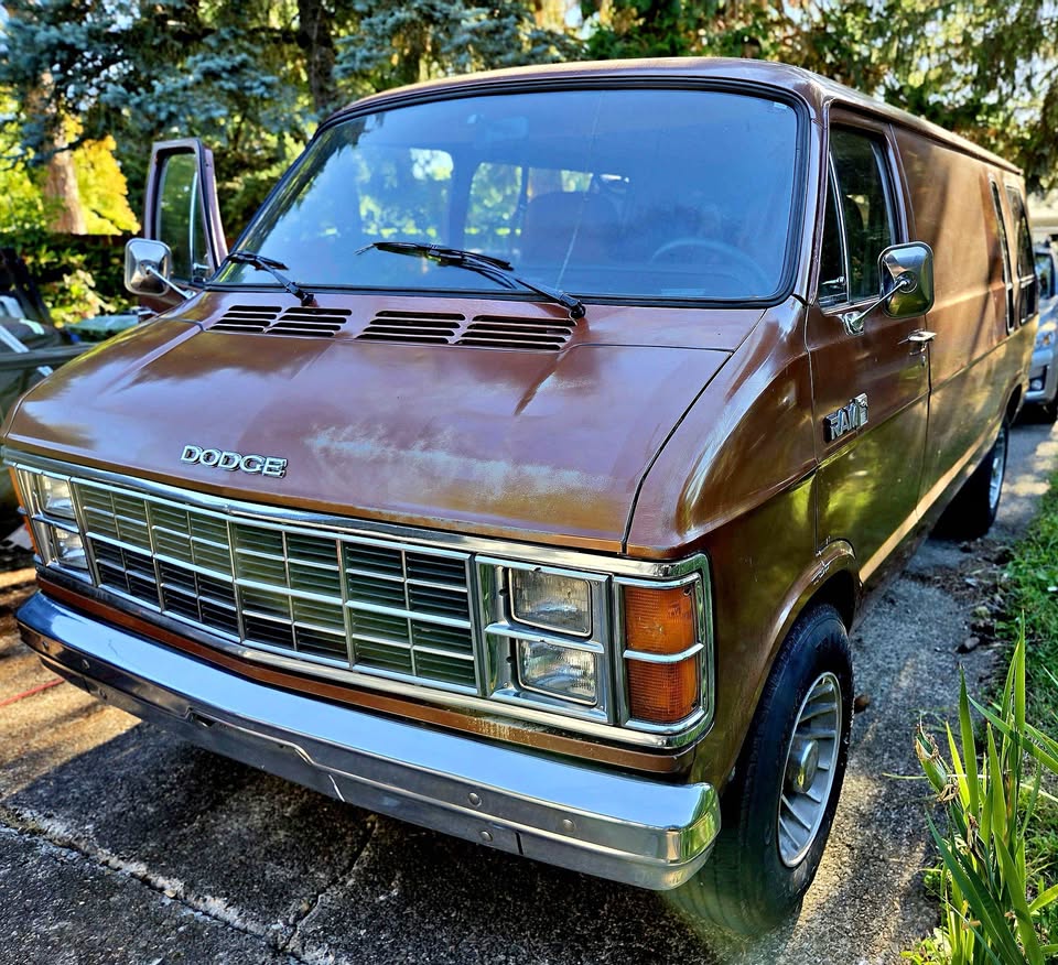 Dodge-Ram-wagon-b350-1984