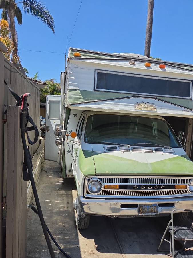 Dodge-Tradesman-1973-green