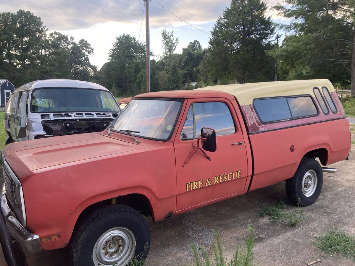 Dodge-W200-1977-red