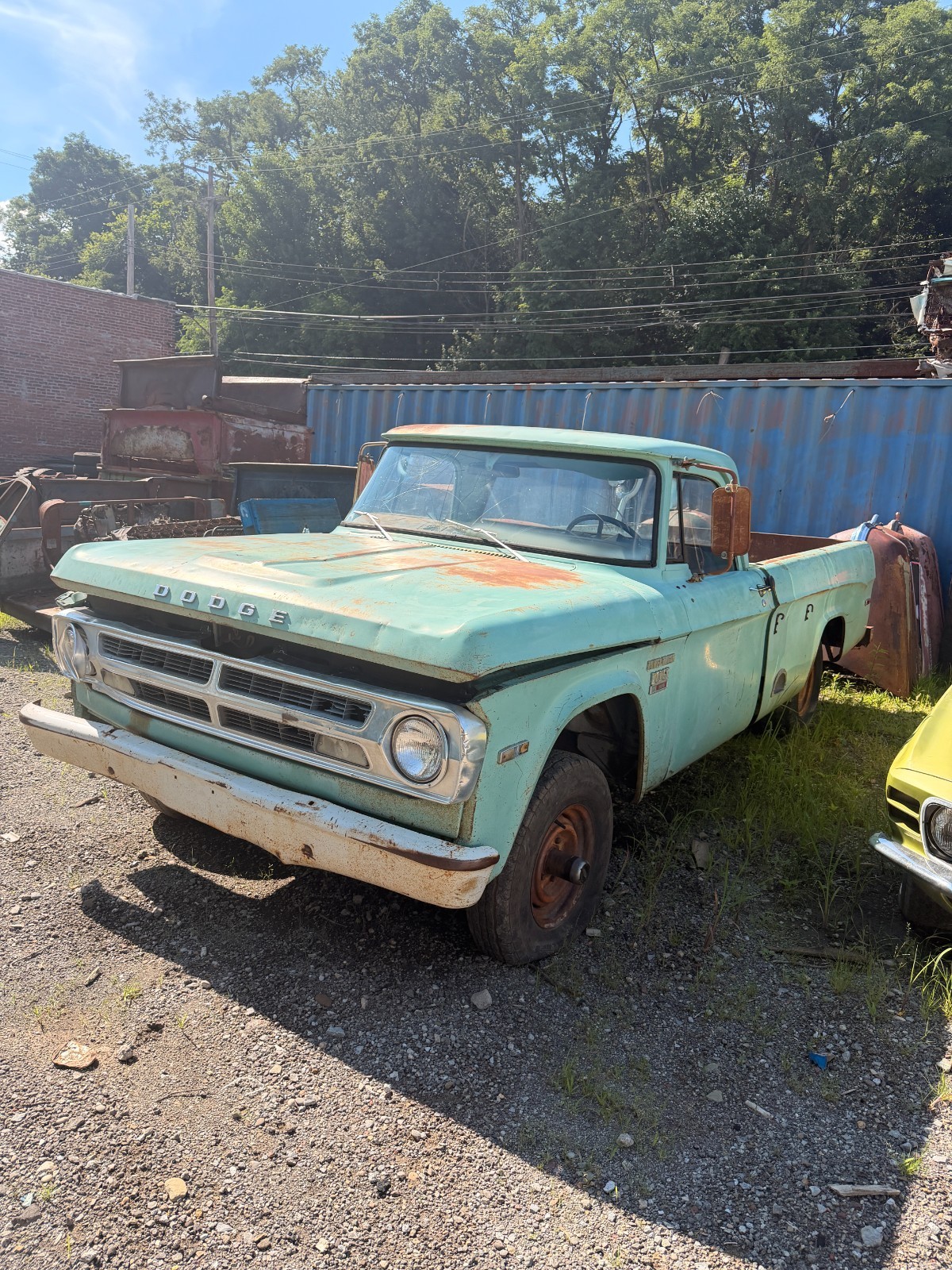 Dodge-power-wagon-100-1970-Standard-Cab-Pickup
