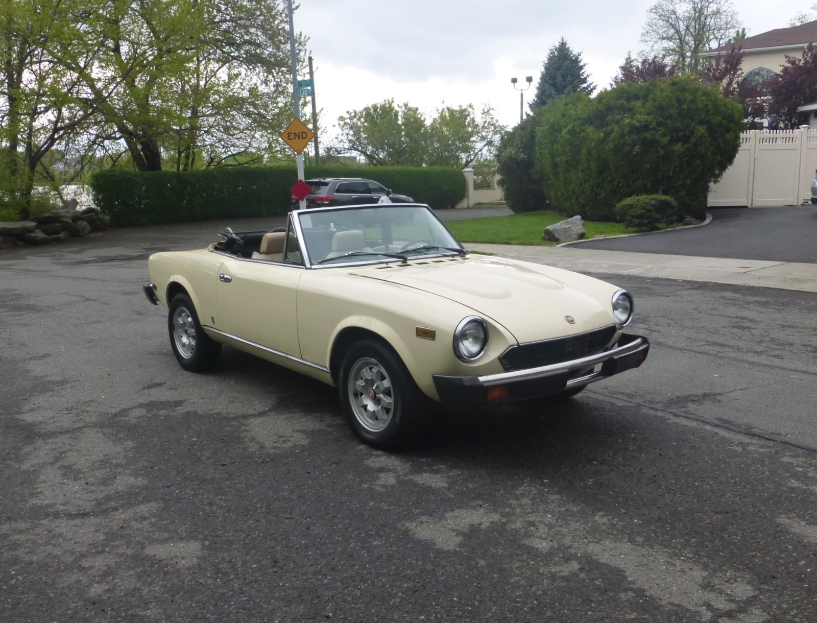 Fiat-124-Spider-1982-Convertible-Tan