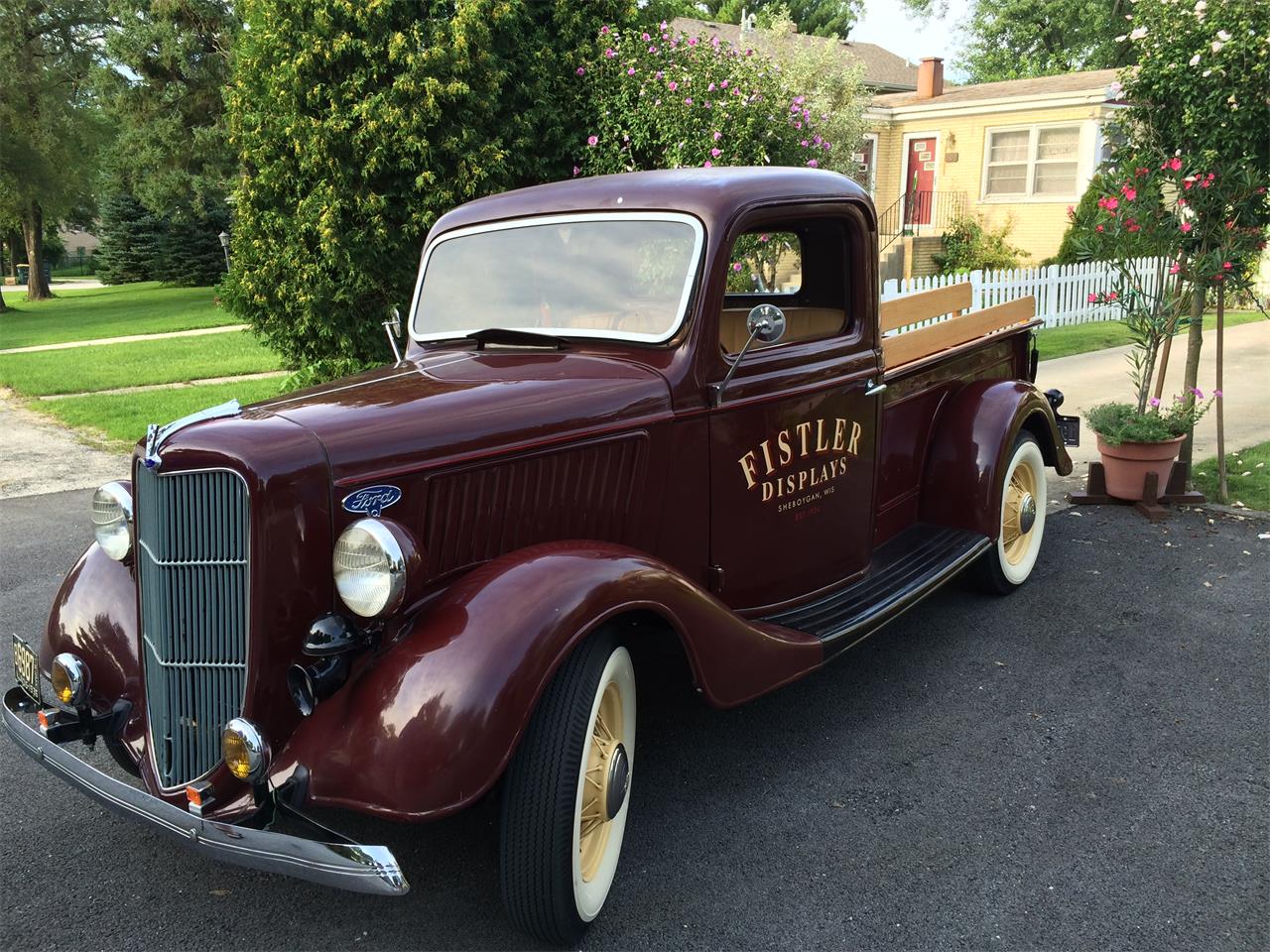 Ford-12-ton-pickup-1936-maroon-creme