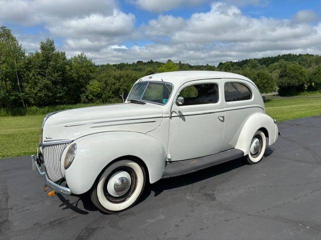Ford-2-door-deluxe-sedan-1939