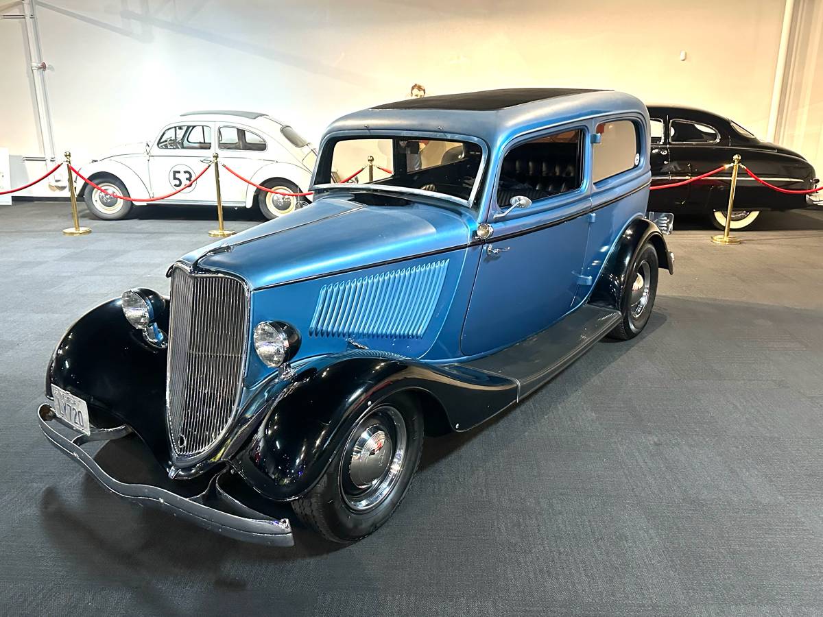 Ford-2-door-sedan-1933-blue
