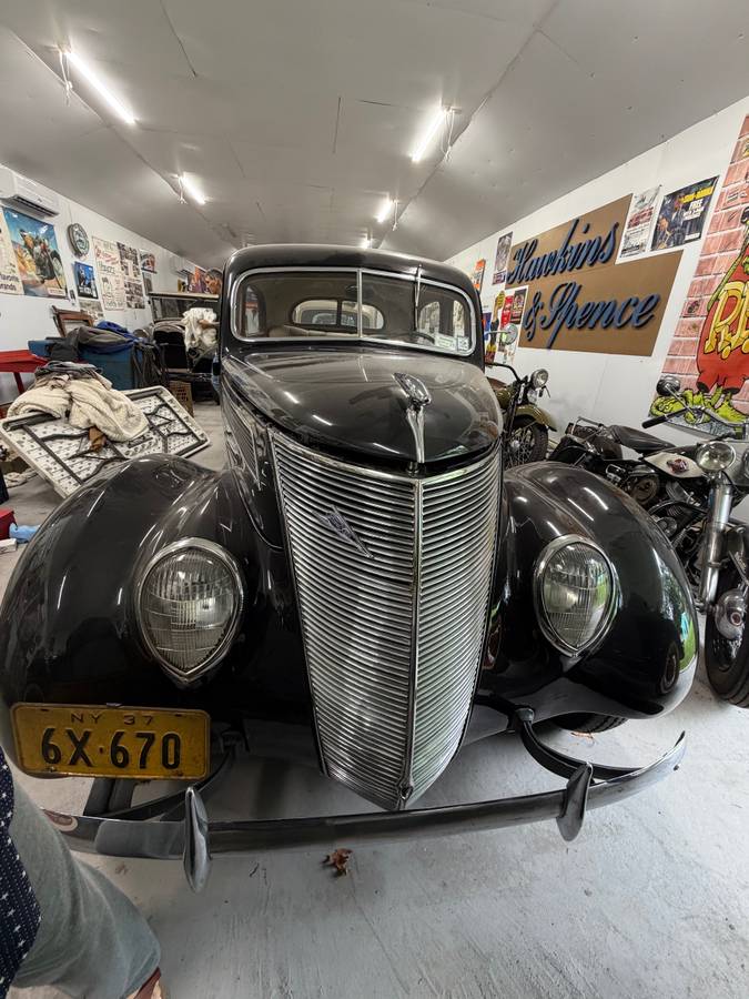 Ford-2-door-sedan-1937-black
