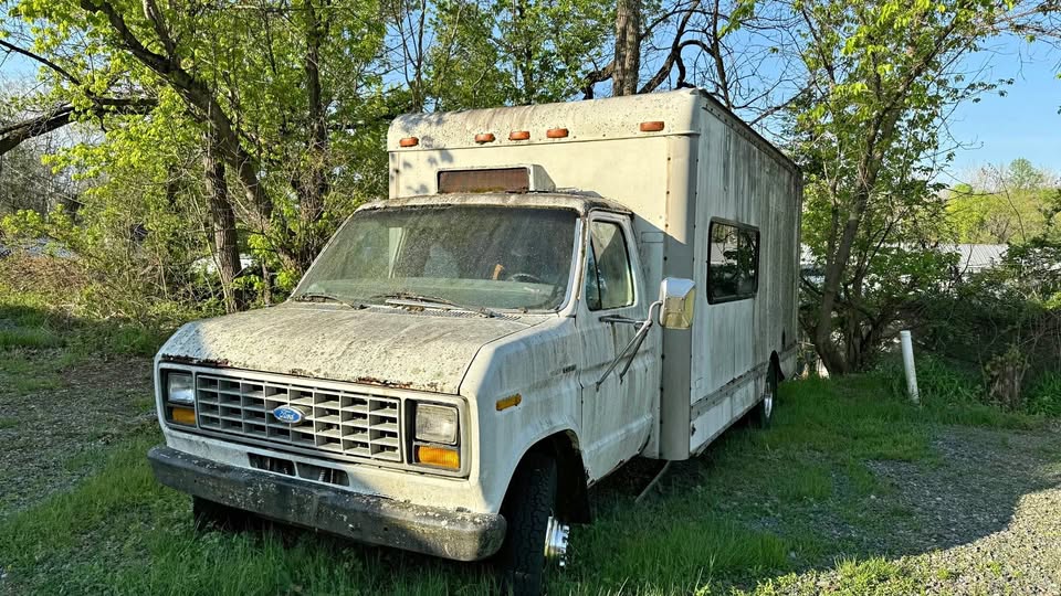 Ford-350-parting-parting-out-Econoline-350-1985