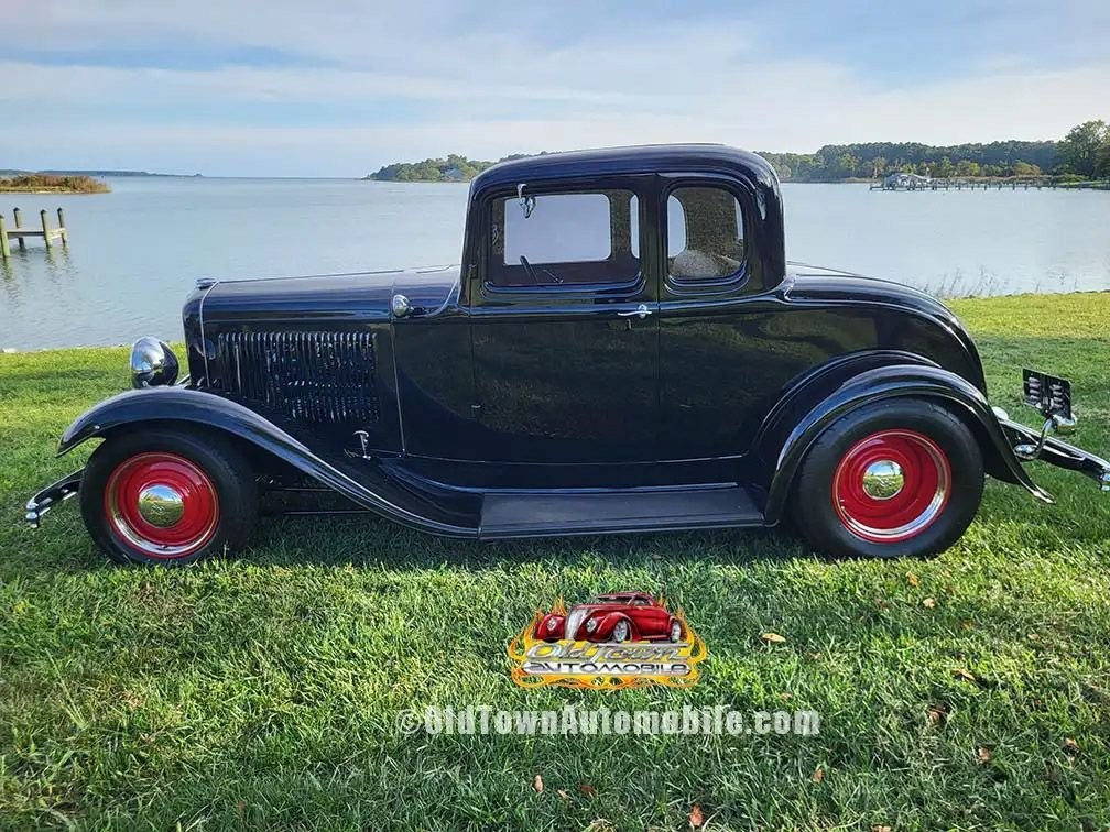 Ford-5-Window-1932-Coupe-Red