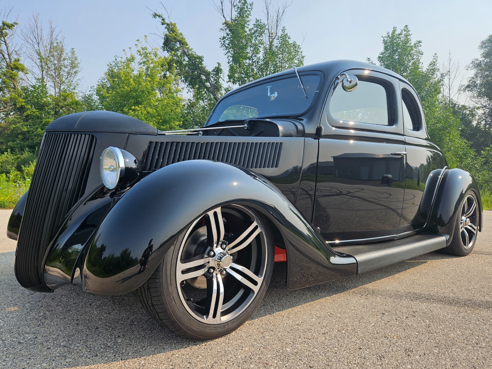 Ford-5-Window-1936-Coupe-brown-and-black