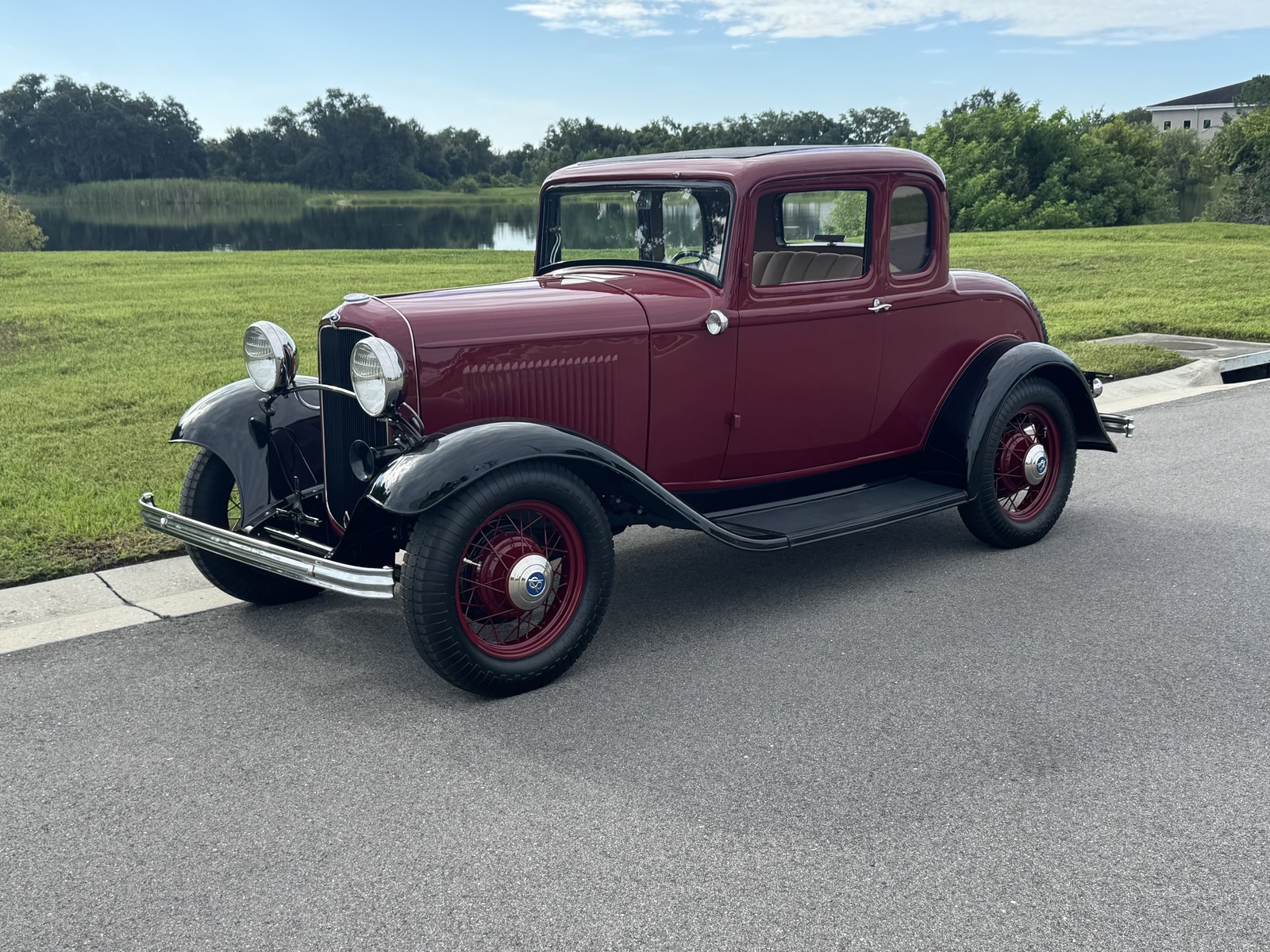 Ford-5-Window-Coupe-1932-Tan