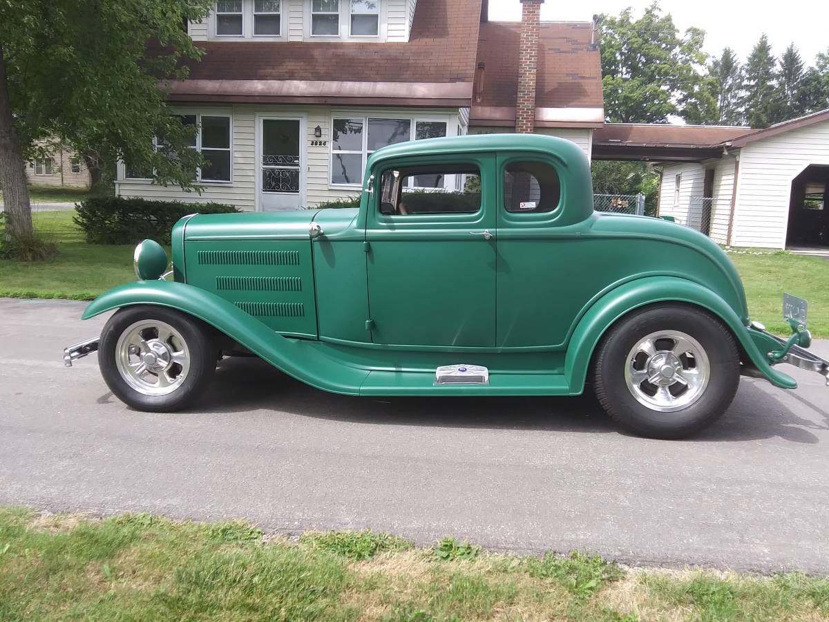 Ford-5-window-coupe-1932-green