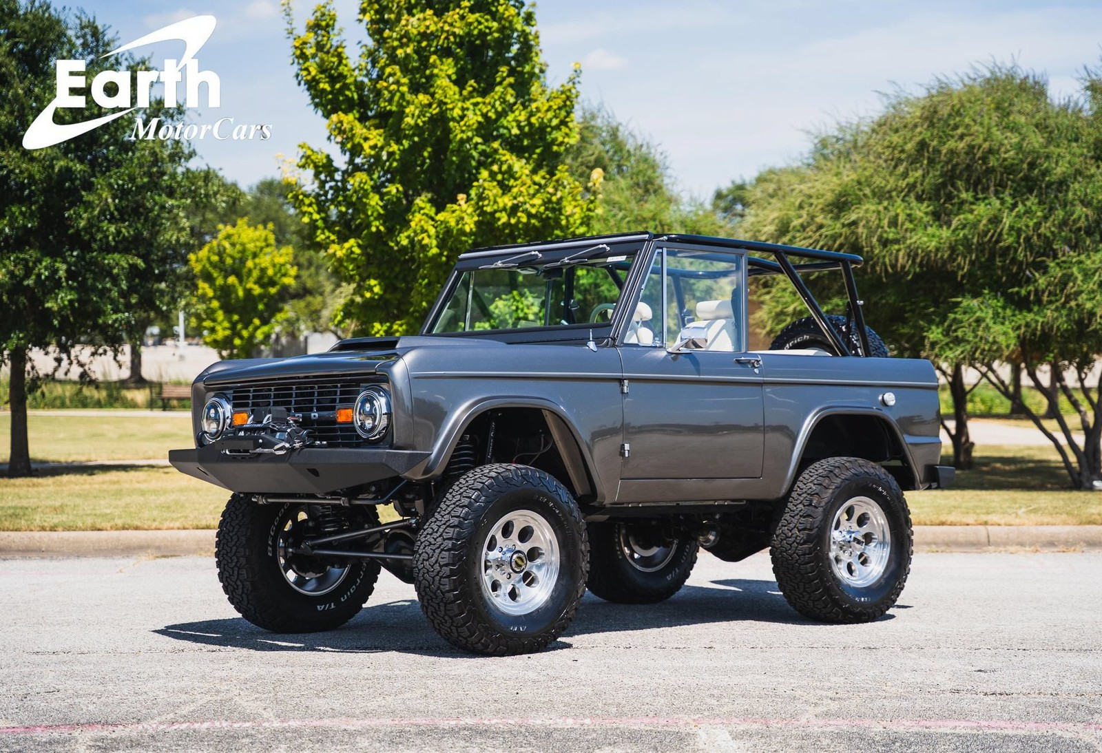 Ford-Bronco-1967-Sport-Utility-Parchment
