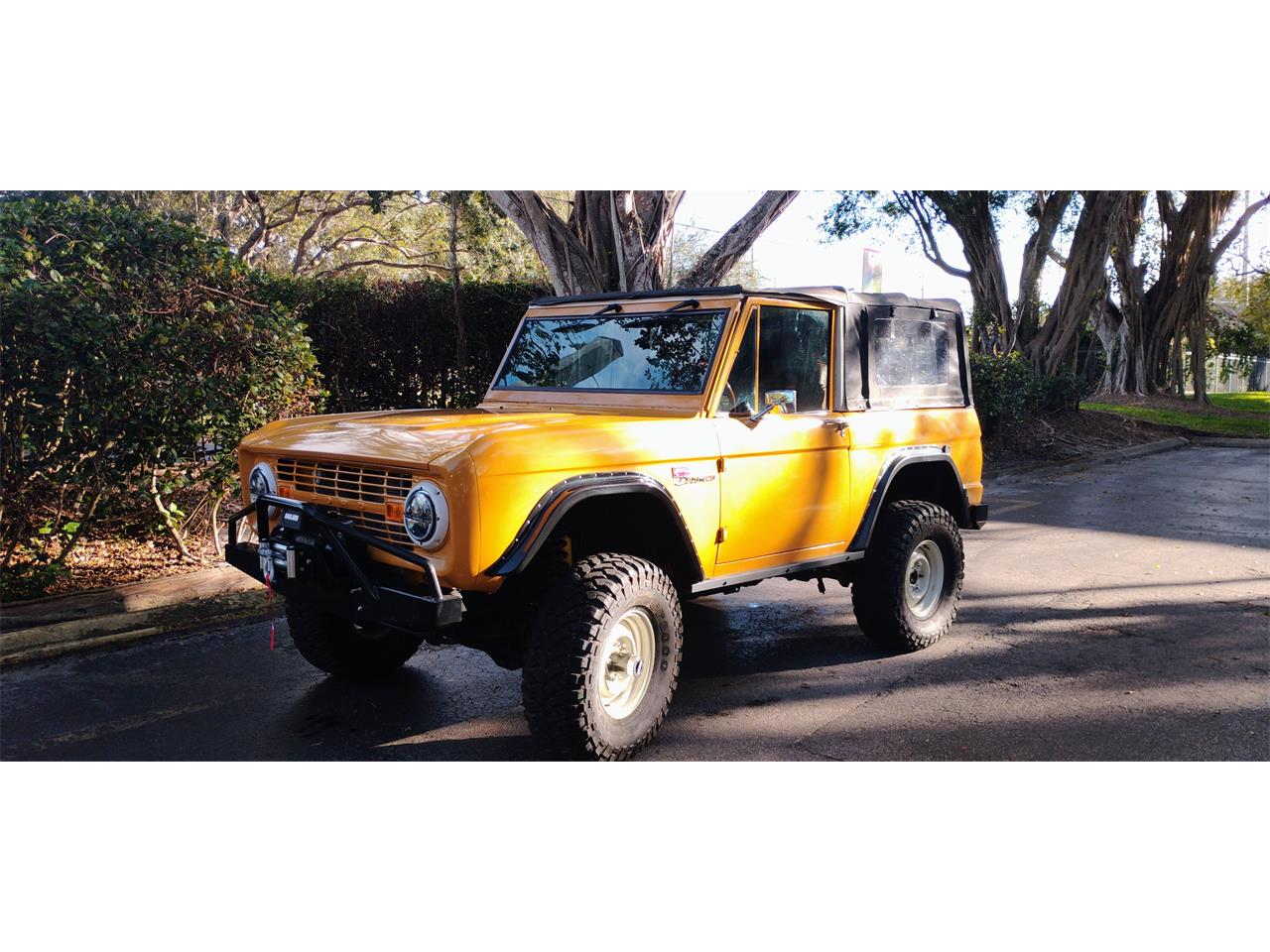 Ford-Bronco-1967-YELLOW-HONEY