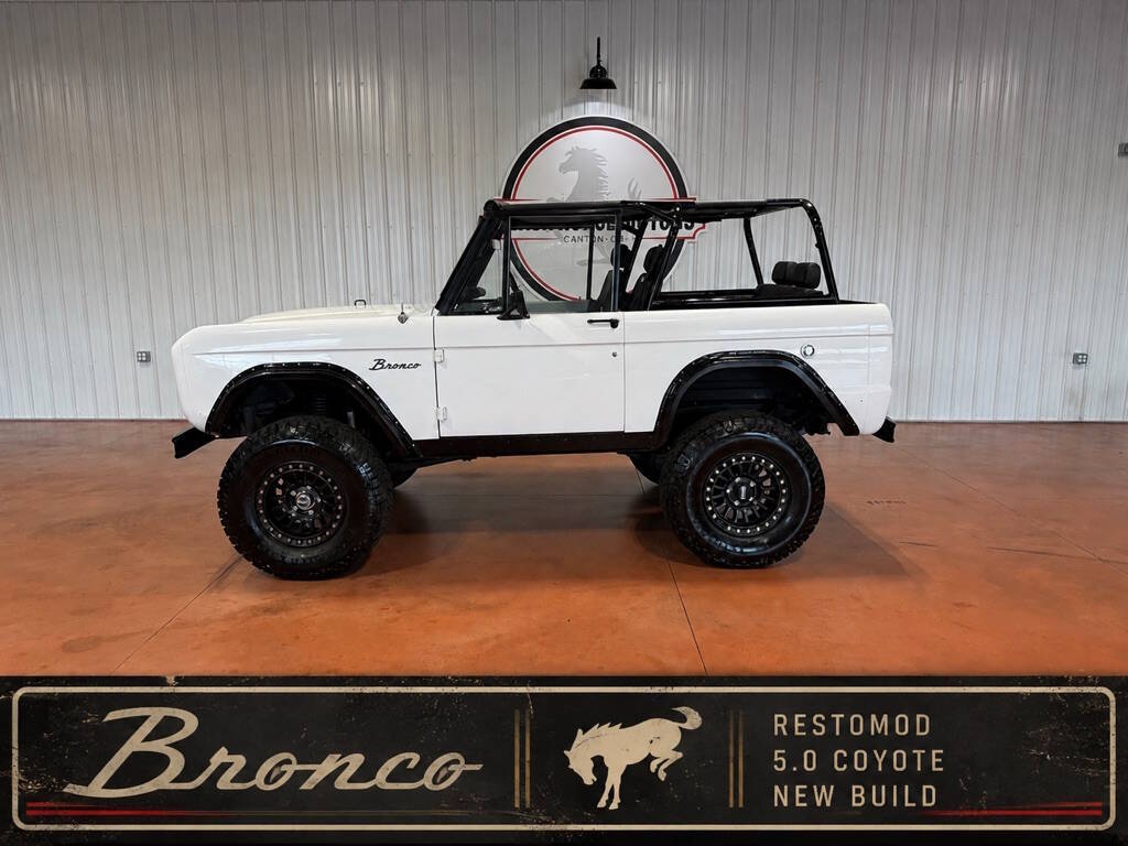 Ford-Bronco-1968-White-Black
