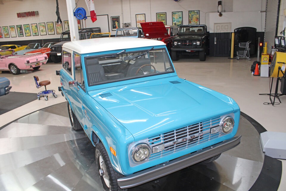 Ford-Bronco-1969-SUV-Gray