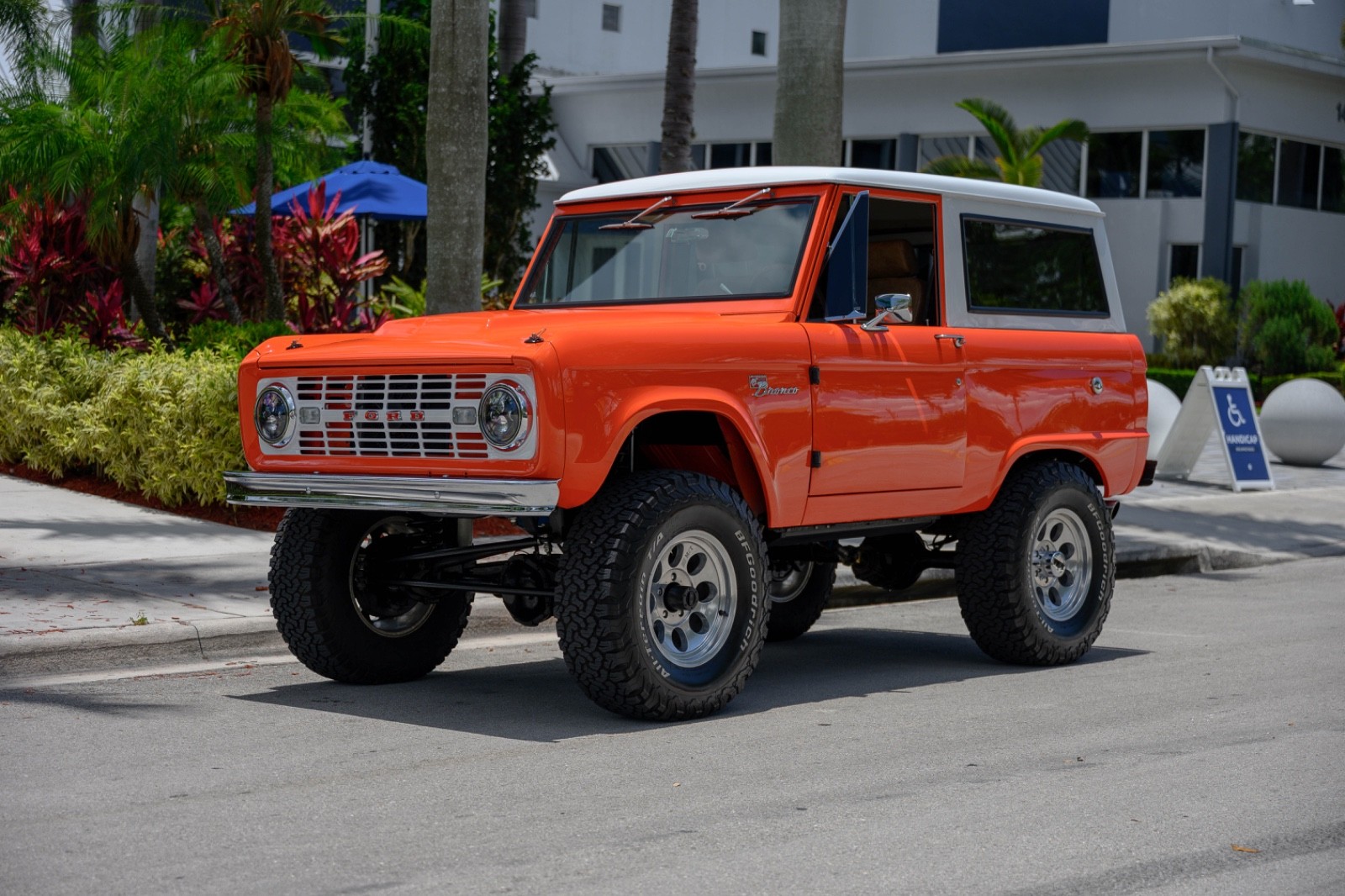 Ford-Bronco-1969-Tan