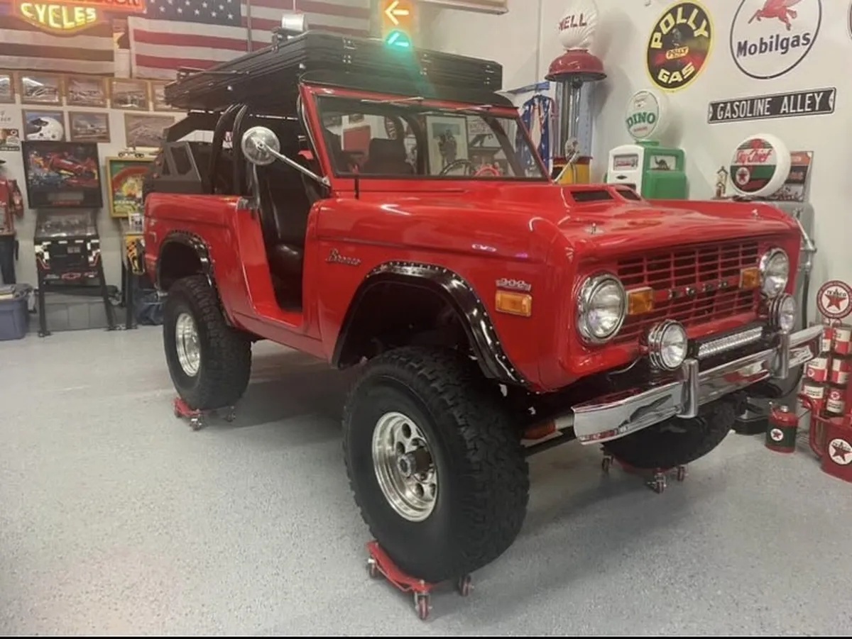 Ford-Bronco-1970-Red-Black