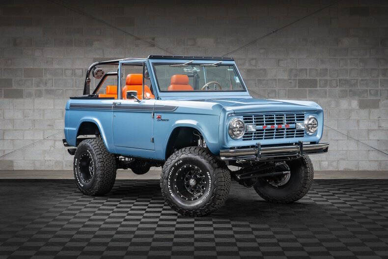 Ford-Bronco-1971-Brittany-Blue-Lamborghini-Orange