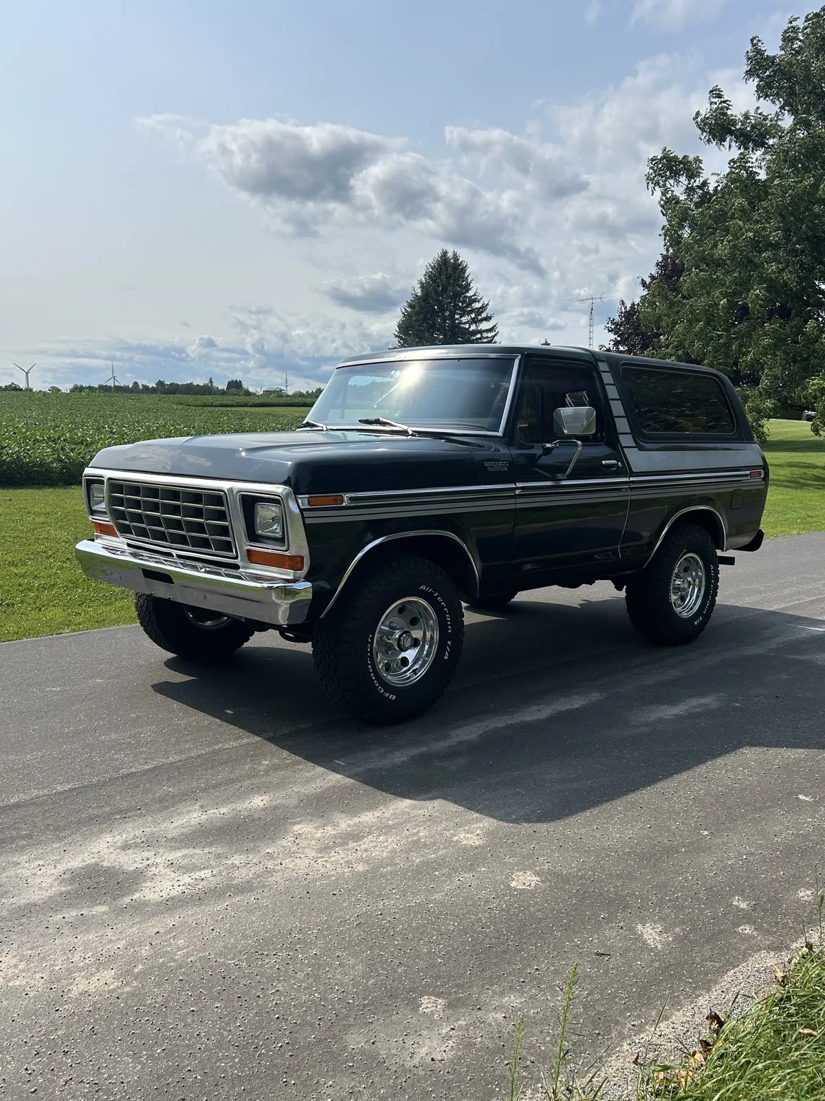 Ford-Bronco-1979-Black-Red