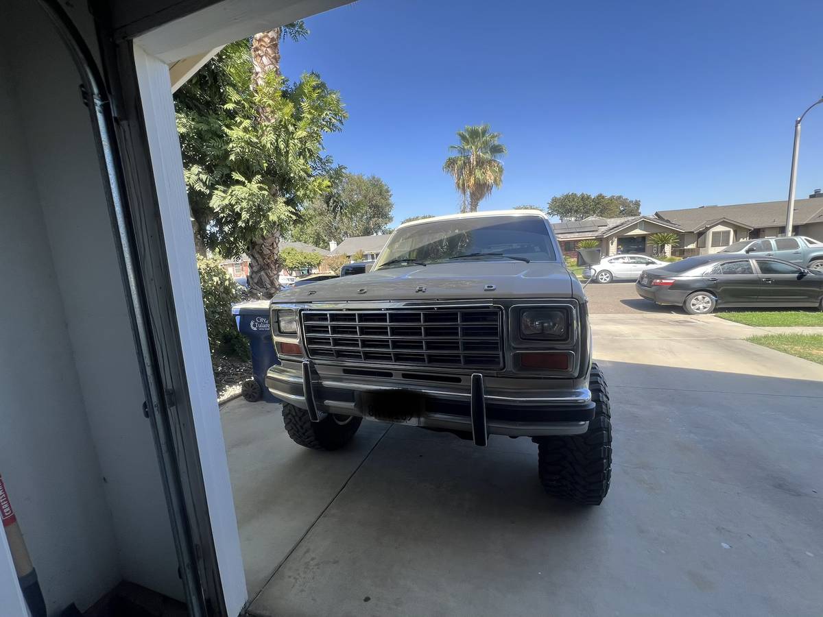 Ford-Bronco-1981-brown