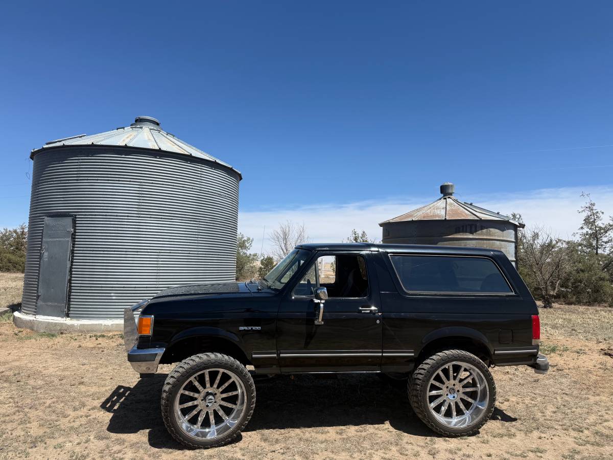Ford-Bronco-1987-black