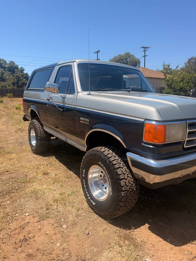 Ford-Bronco-1988-silver