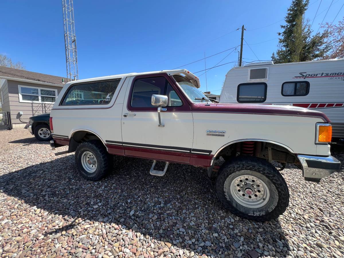 Ford-Bronco-1990