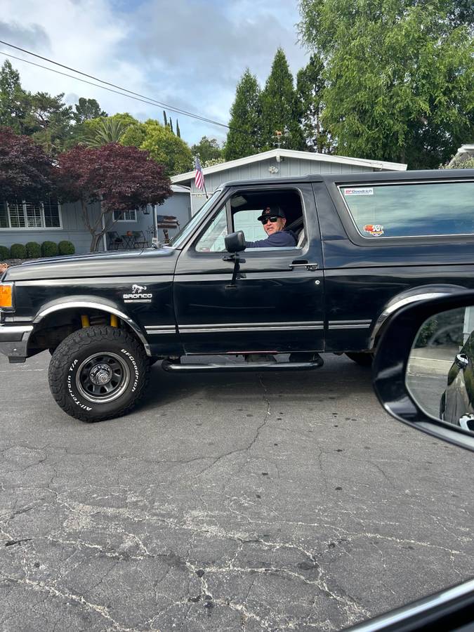 Ford-Bronco-1990-black