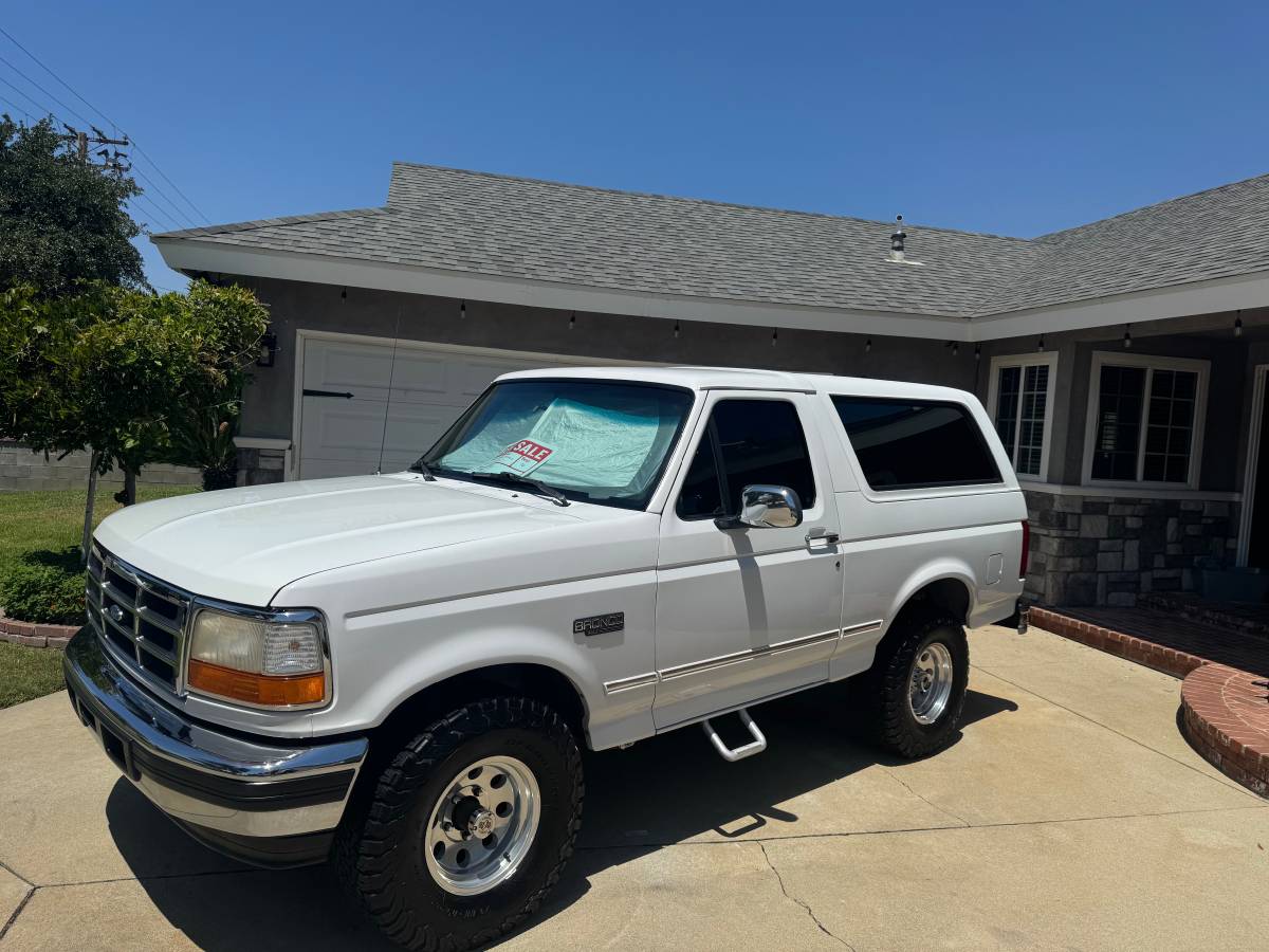 Ford-Bronco-1996-white