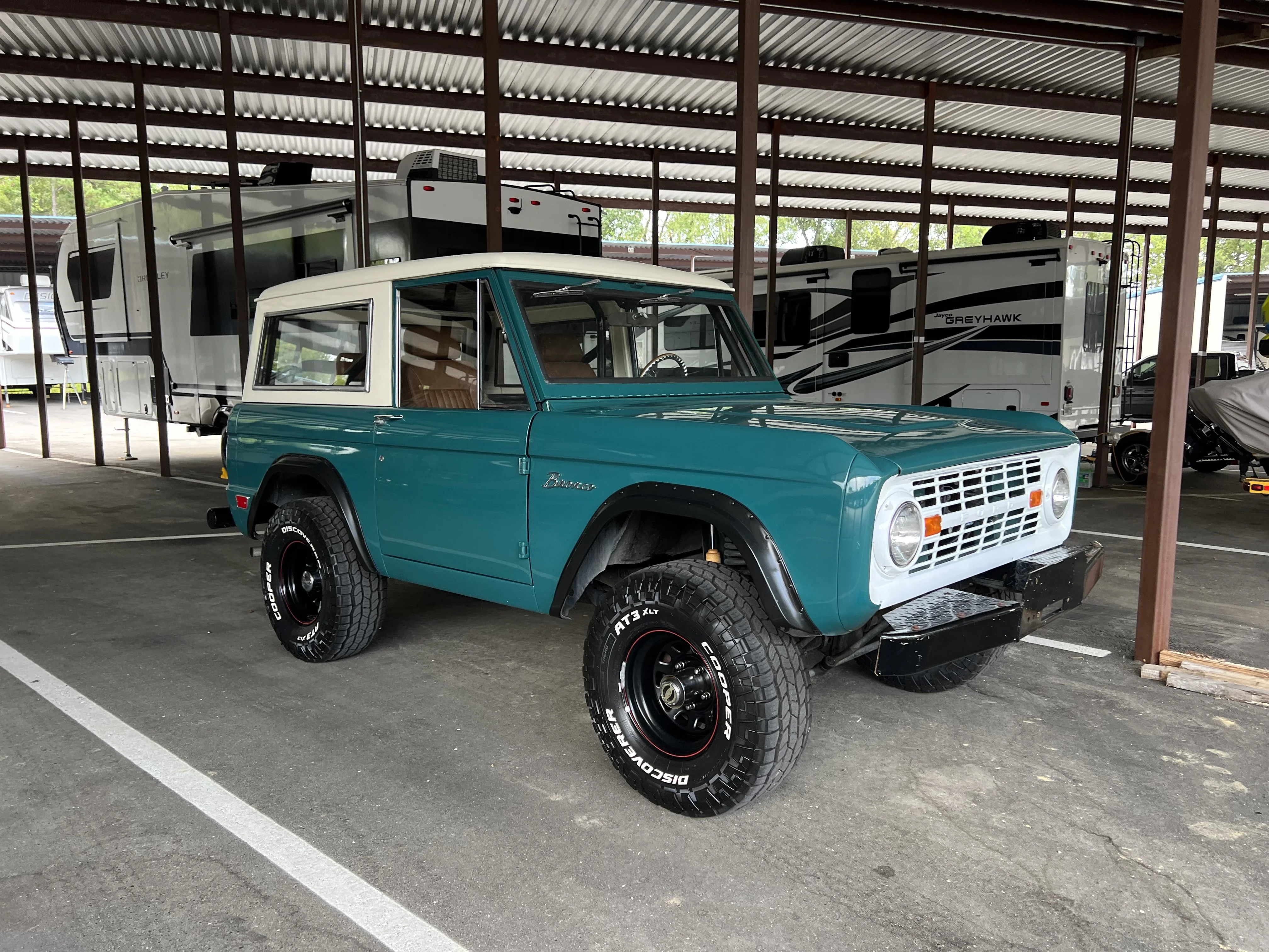 Ford-Bronco-2-door-1968-Green-Brown