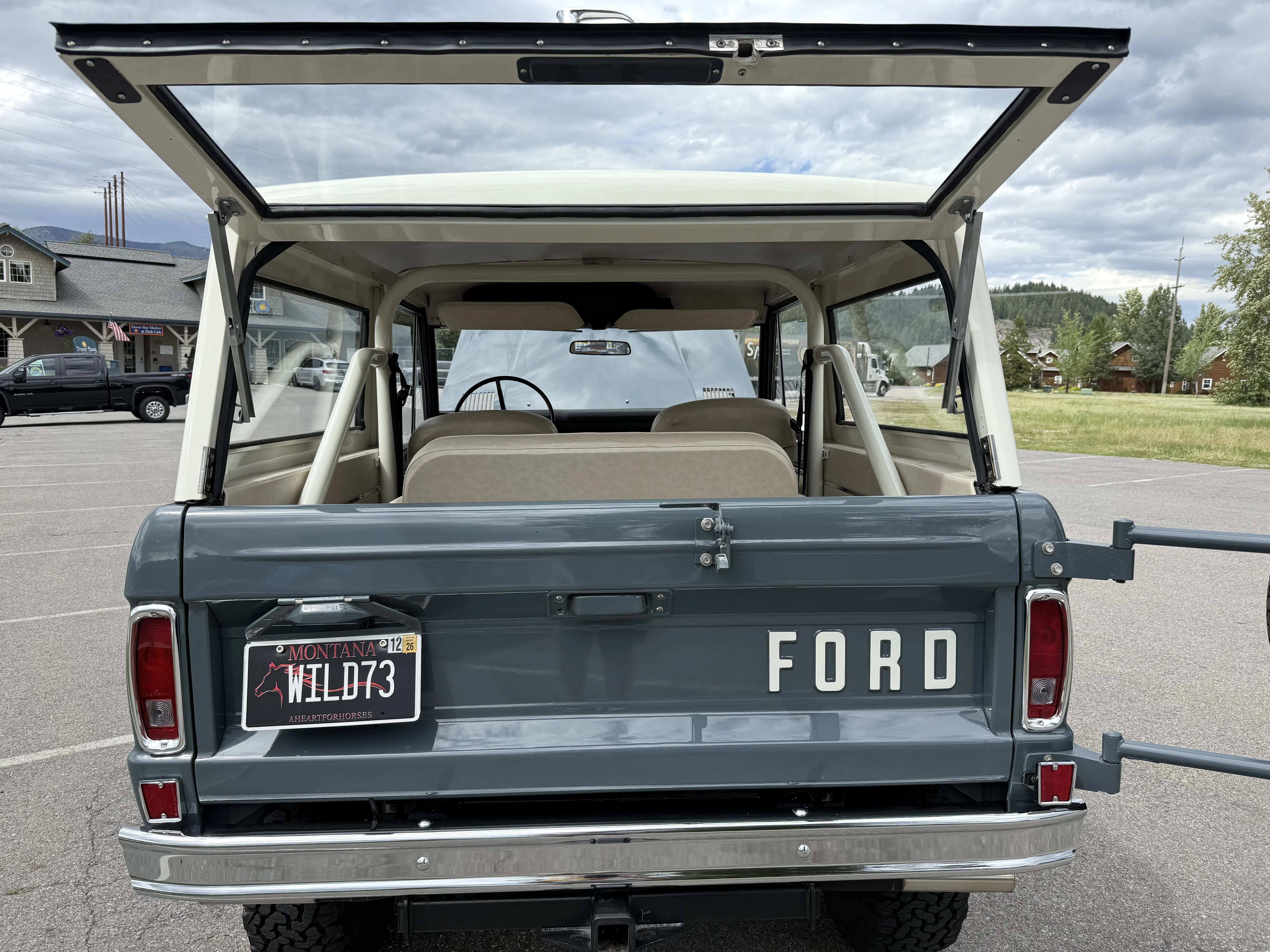 Ford-Bronco-2-door-1973-Blue-Tan