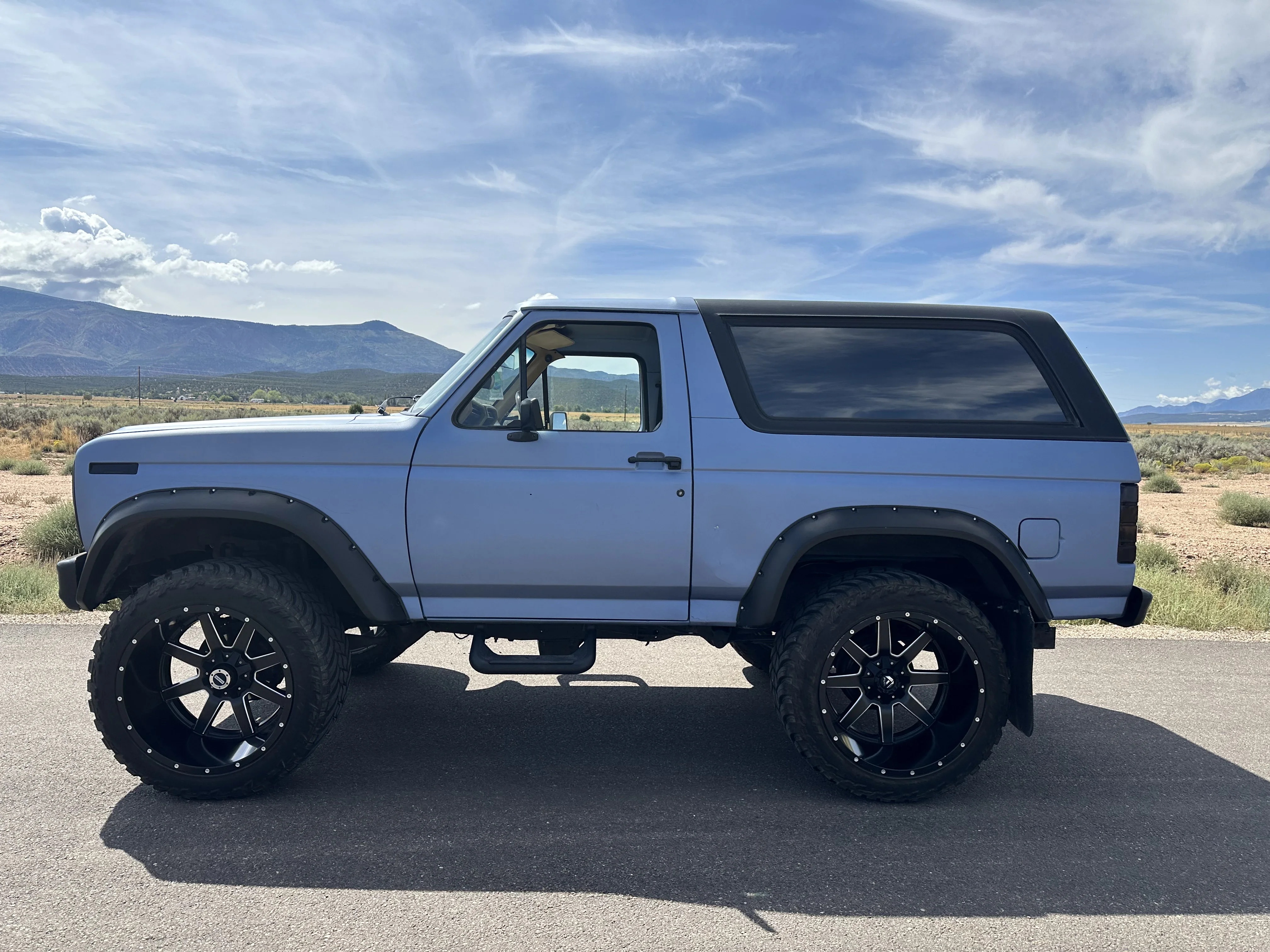 Ford-Bronco-2-door-1984-Blue-Tan