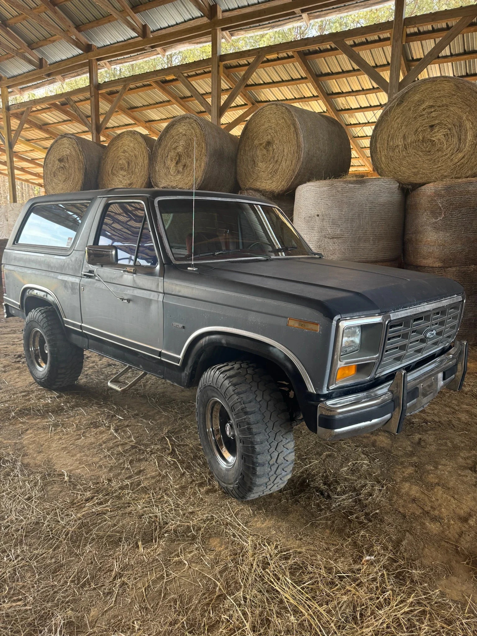 Ford-Bronco-2-door-1986-Charcoal-Red