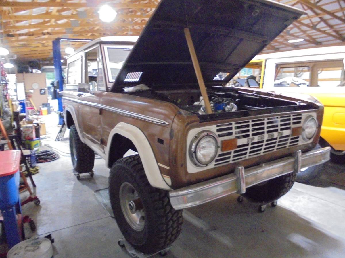 Ford-Bronco-ranger-1973-brown