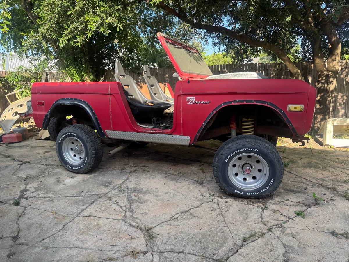 Ford-Bronco-sport-1975-red