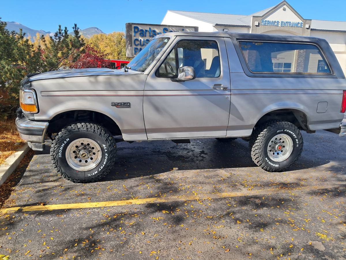 Ford-Bronco-xl-1992-silver