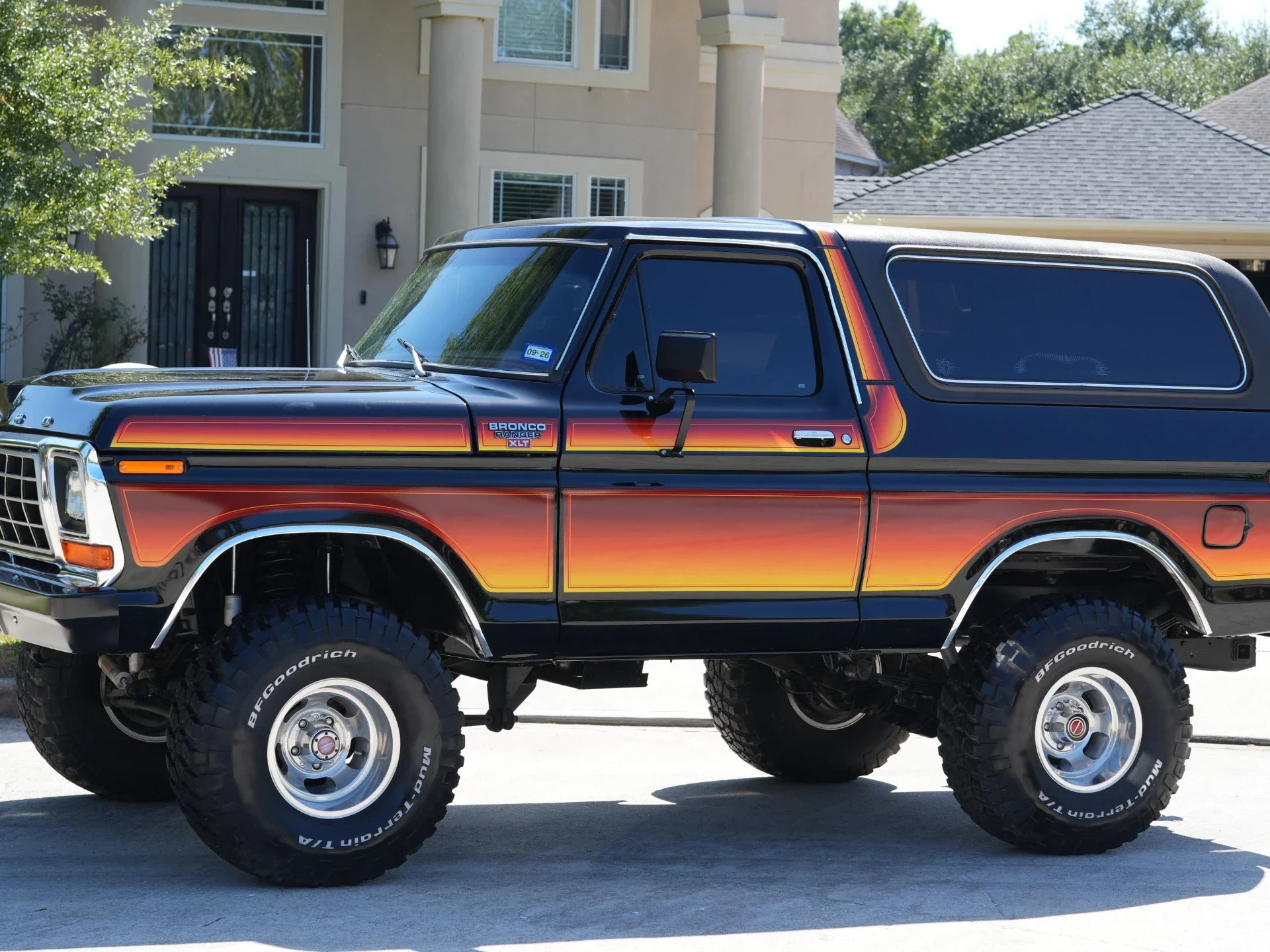 Ford-Bronco-xlt-1979-Black-Red