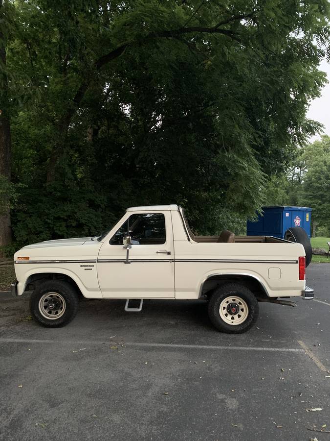Ford-Bronco-xlt-1985-white