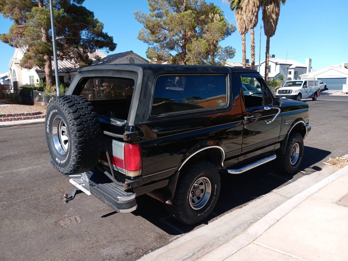 Ford-Bronco-xlt-1990-black