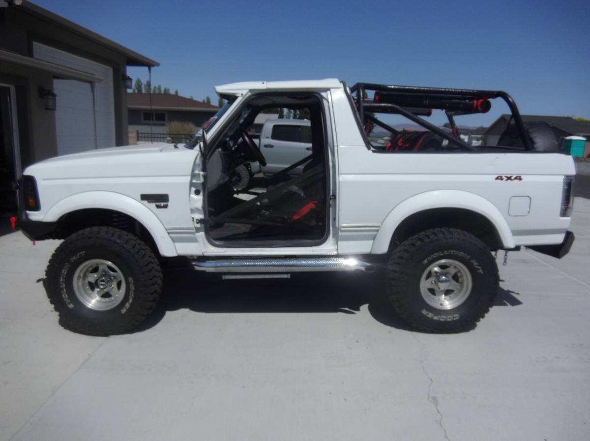 Ford-Bronco-xlt-1996-white