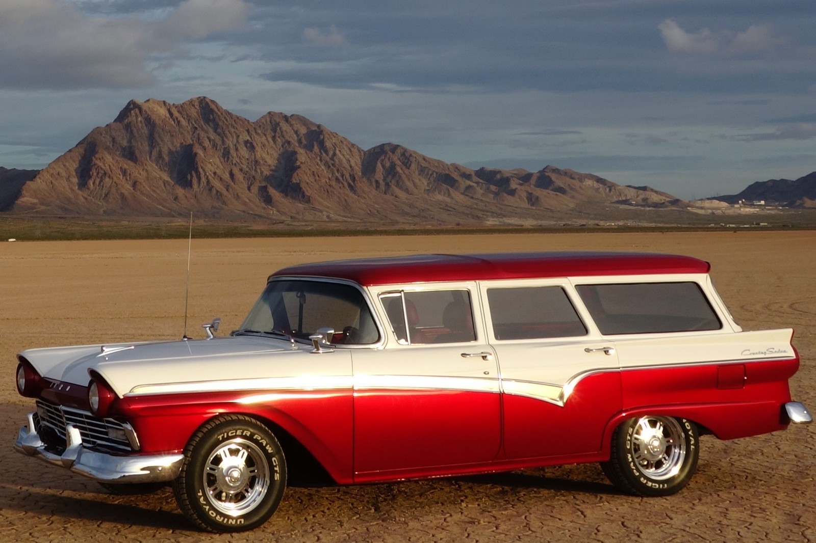 Ford-Country-Sedan-1957-Sedan-RedWhite