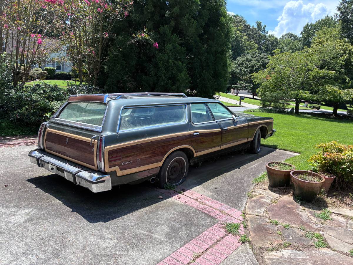 Ford-Country-squire-1976-green
