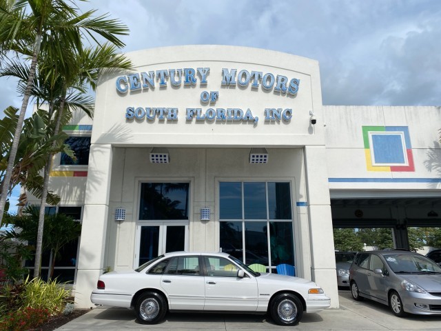 Ford-Crown-Victoria-1995-Sedan-Tan