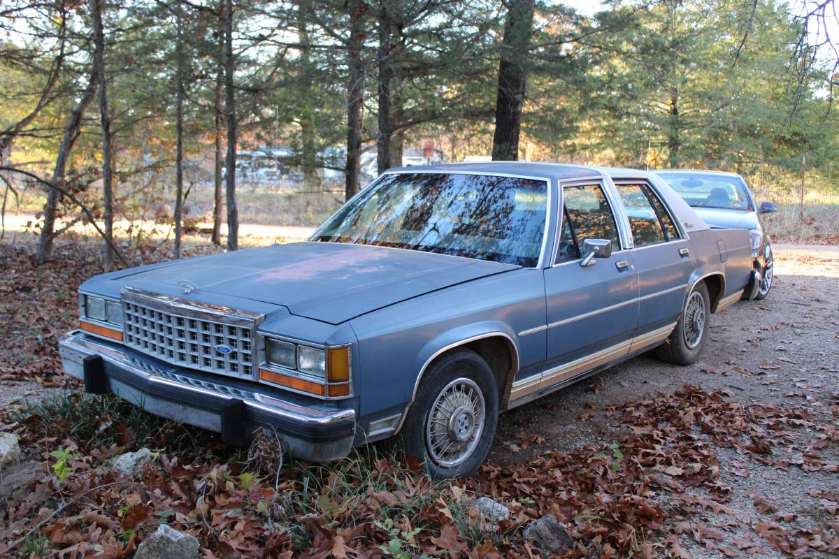 Ford-Crown-victoria-1986-blue