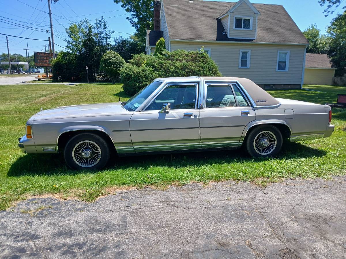 Ford-Crown-victoria-lx-1989-silver