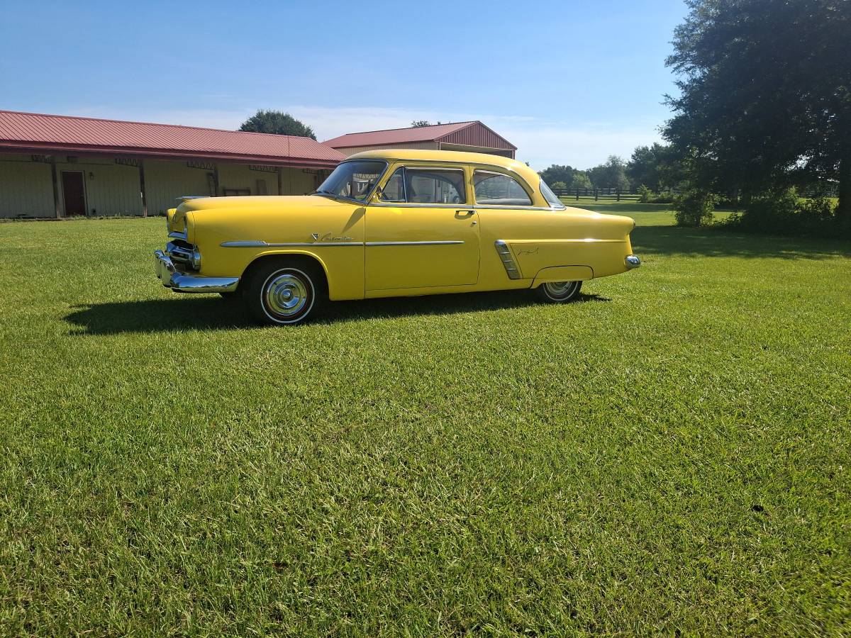 Ford-Customline-1952-yellow